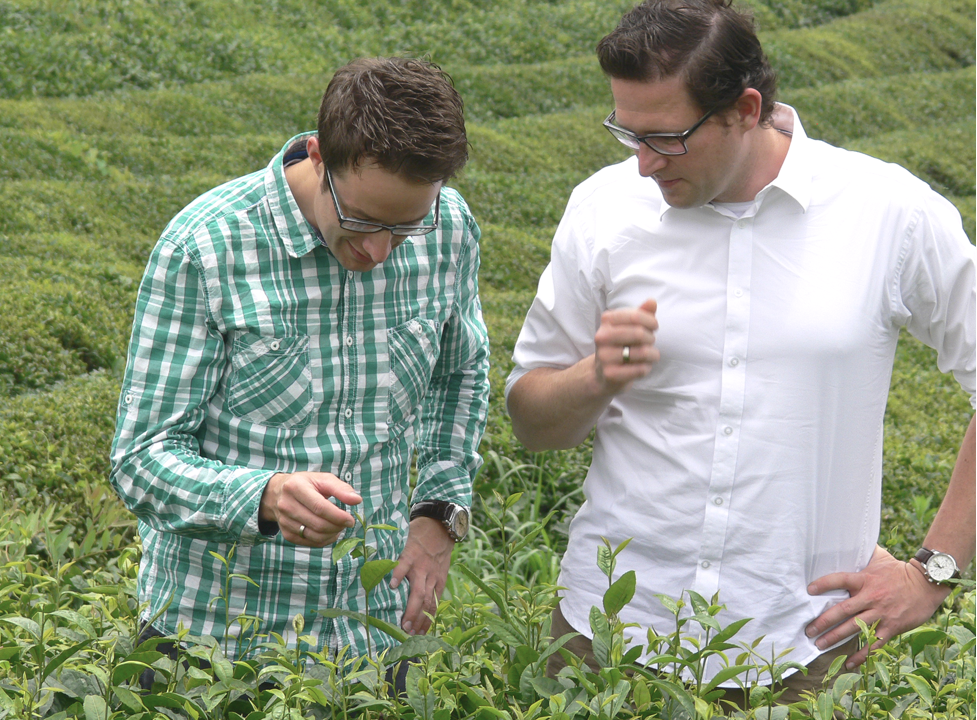 [Translate to English:] Ingo Wiltfang und Oliver Kunder im Ursprung auf Teeplantagen