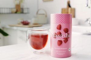 [Translate to English:] Yasashi-Packshot mit Teetasse